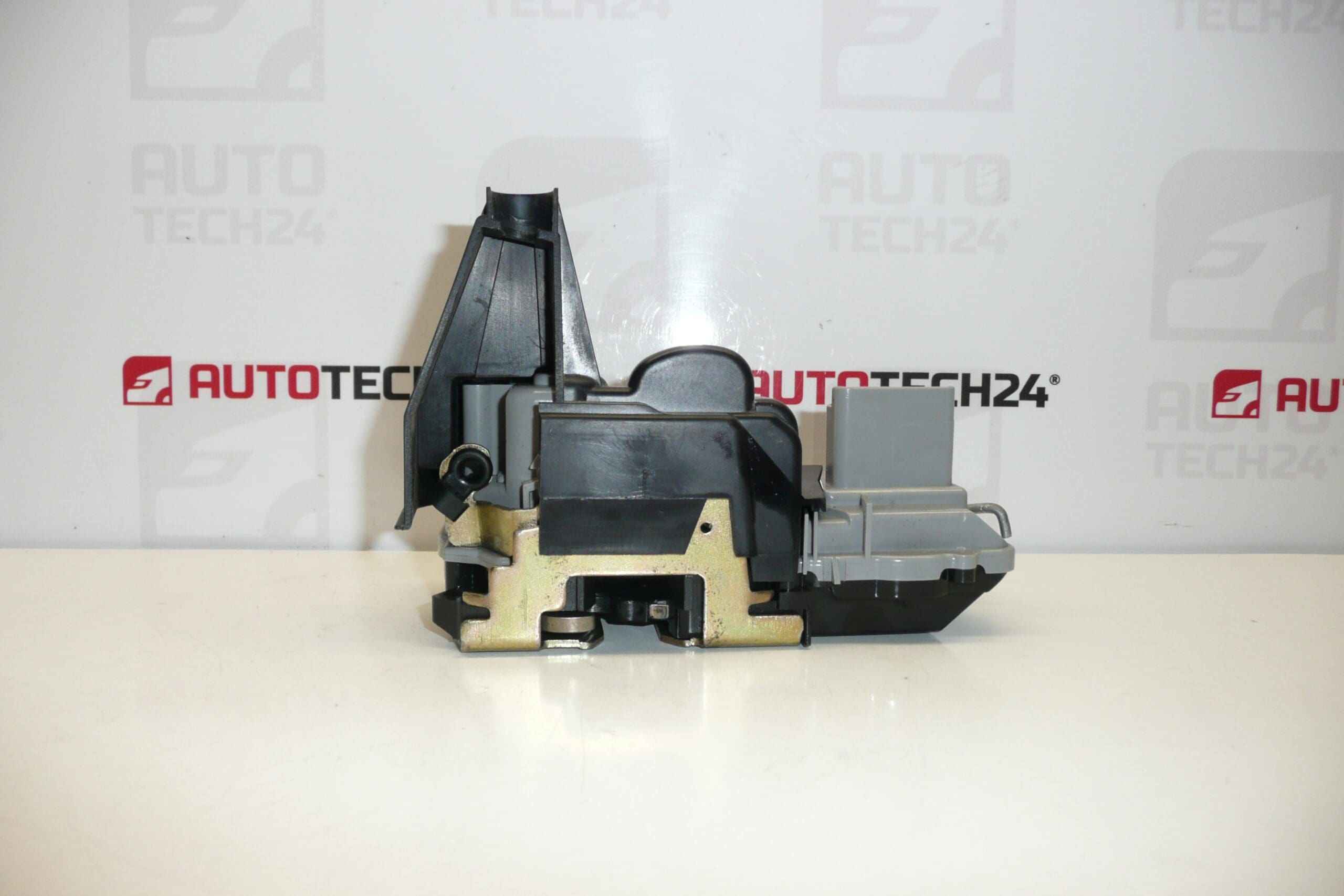 Inchidere portiera fata dreapta Peugeot 307 9136P1 9136AA