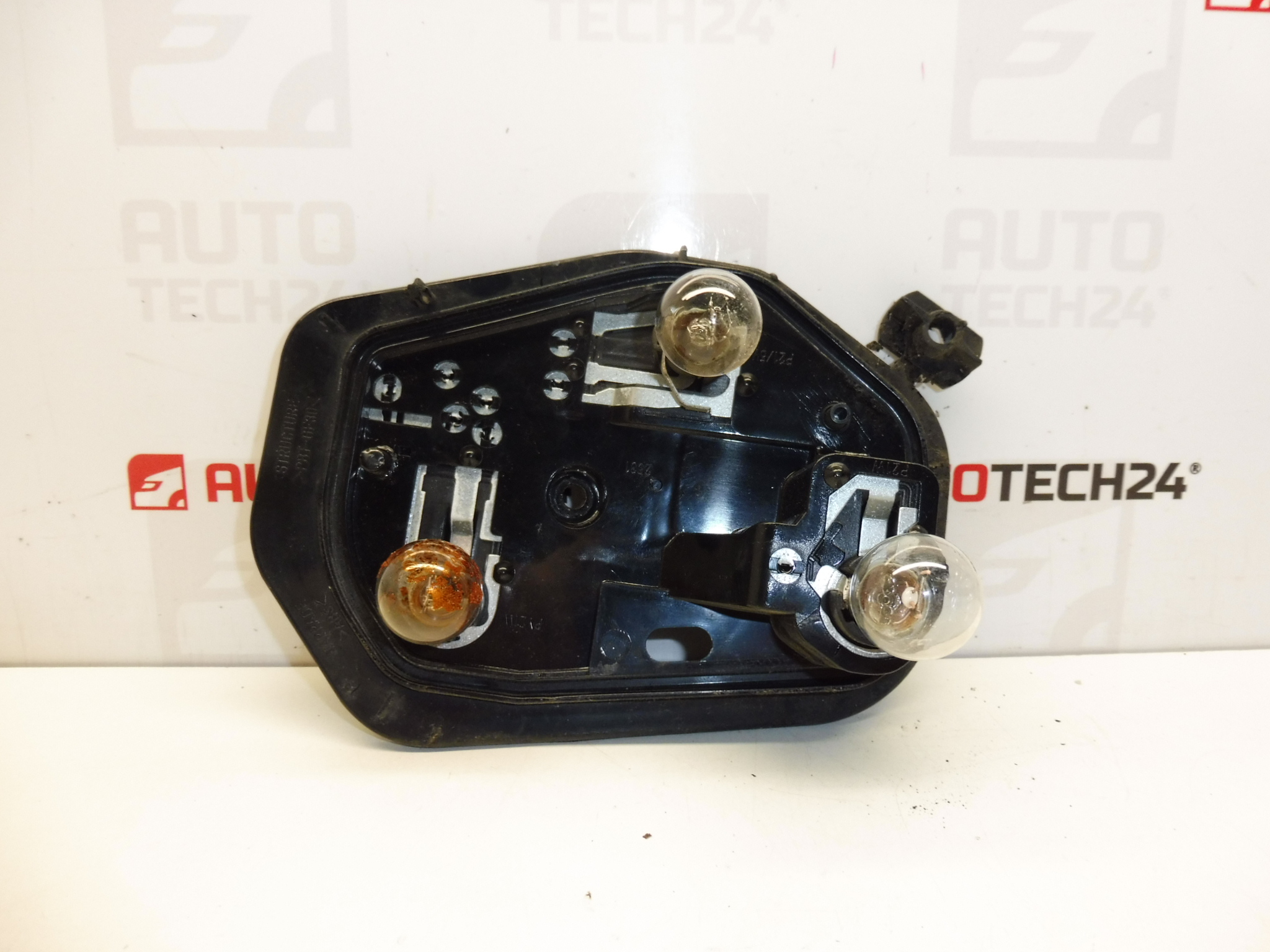 Soclu lampa dreapta spate cu cablaj Peugeot 206 pana la 6/2003 6351P1