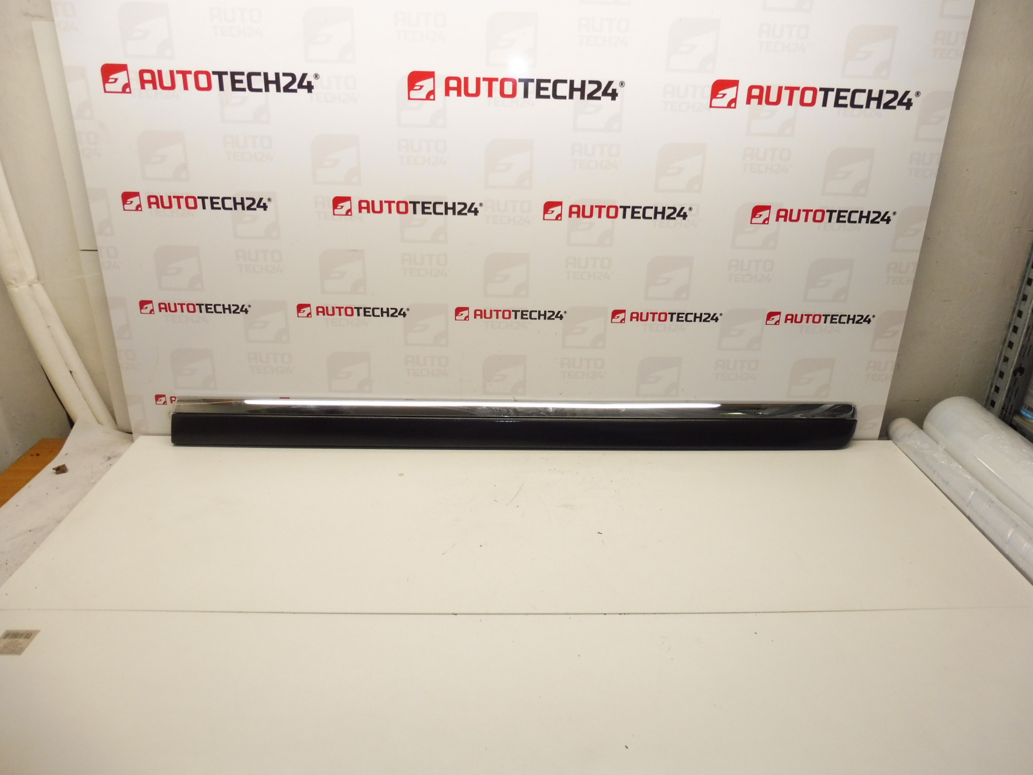 Molura portiera spate stanga Citroen C8 Peugeot 807 EYJ 1401029977 8546W2