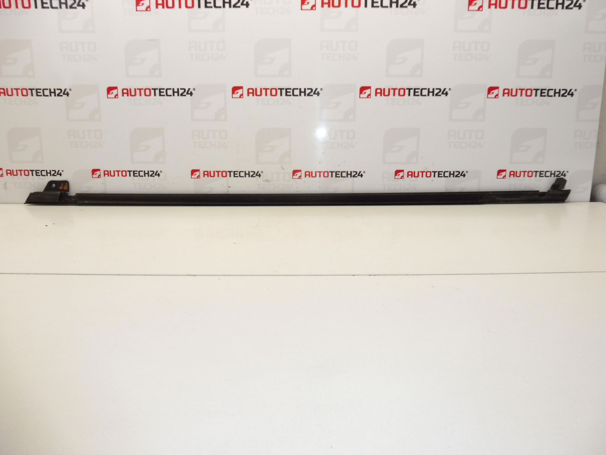 Banda CROMATA pentru usa dreapta fata Citroen C4 Picasso 9334P8