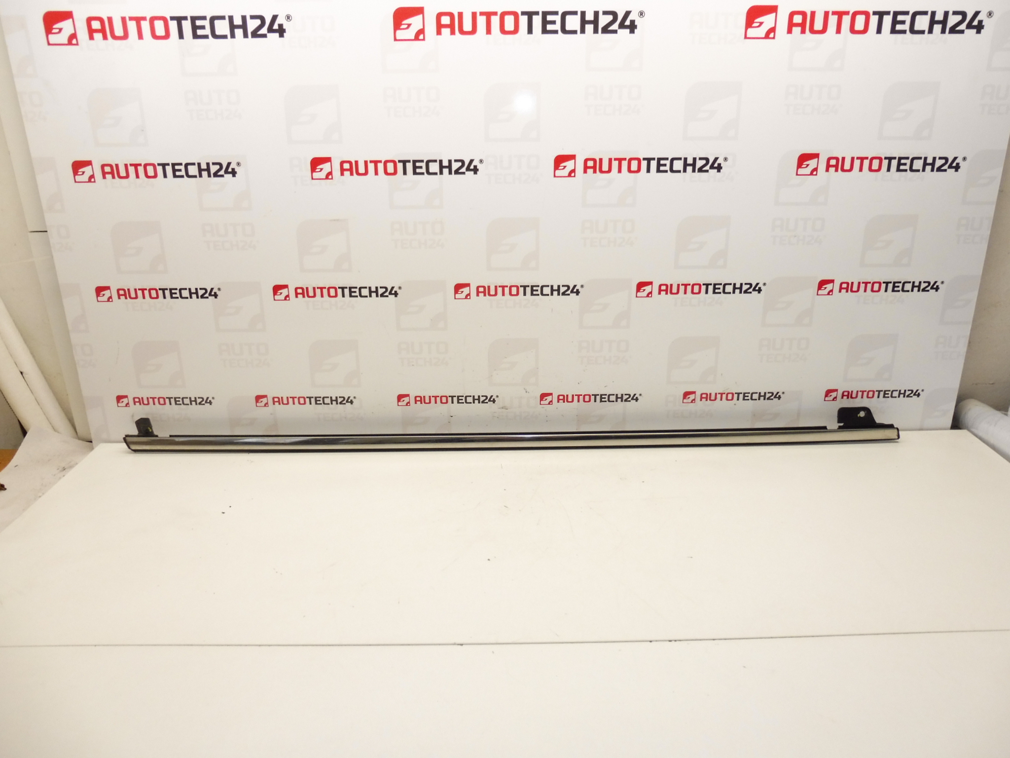 Banda CROMATA pentru usa dreapta fata Citroen C4 Picasso 9334P8