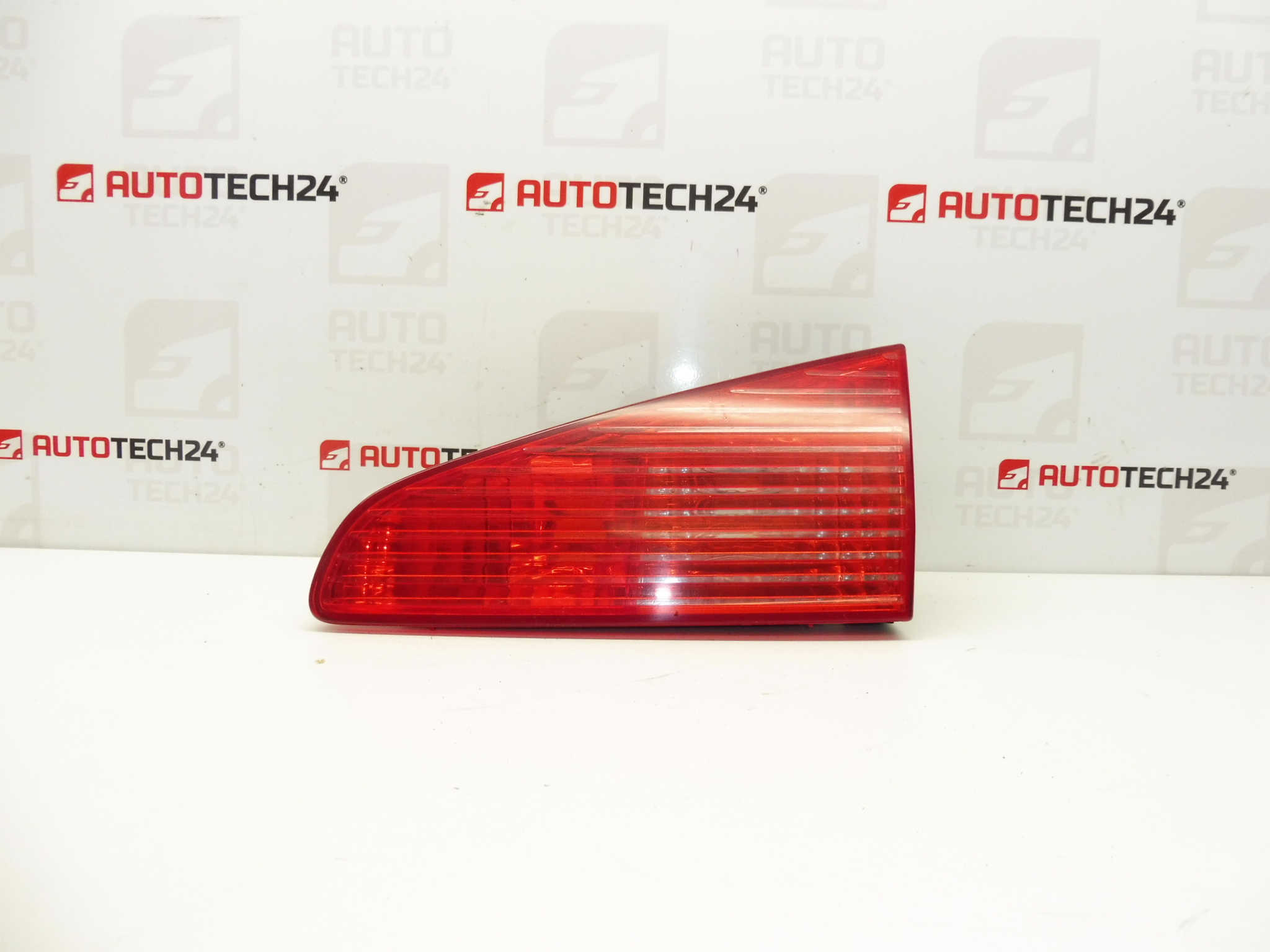 Lampa dreapta spate pentru capac Peugeot 607 6351N2