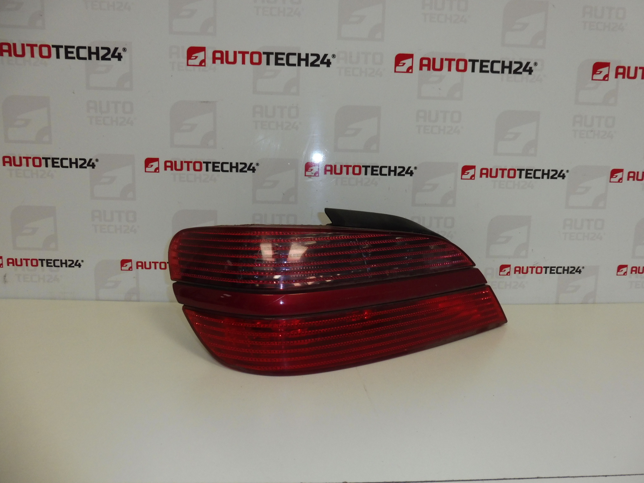 Lampa spate stanga cu moldura EKQD Peugeot 406 9630364877 6350L5