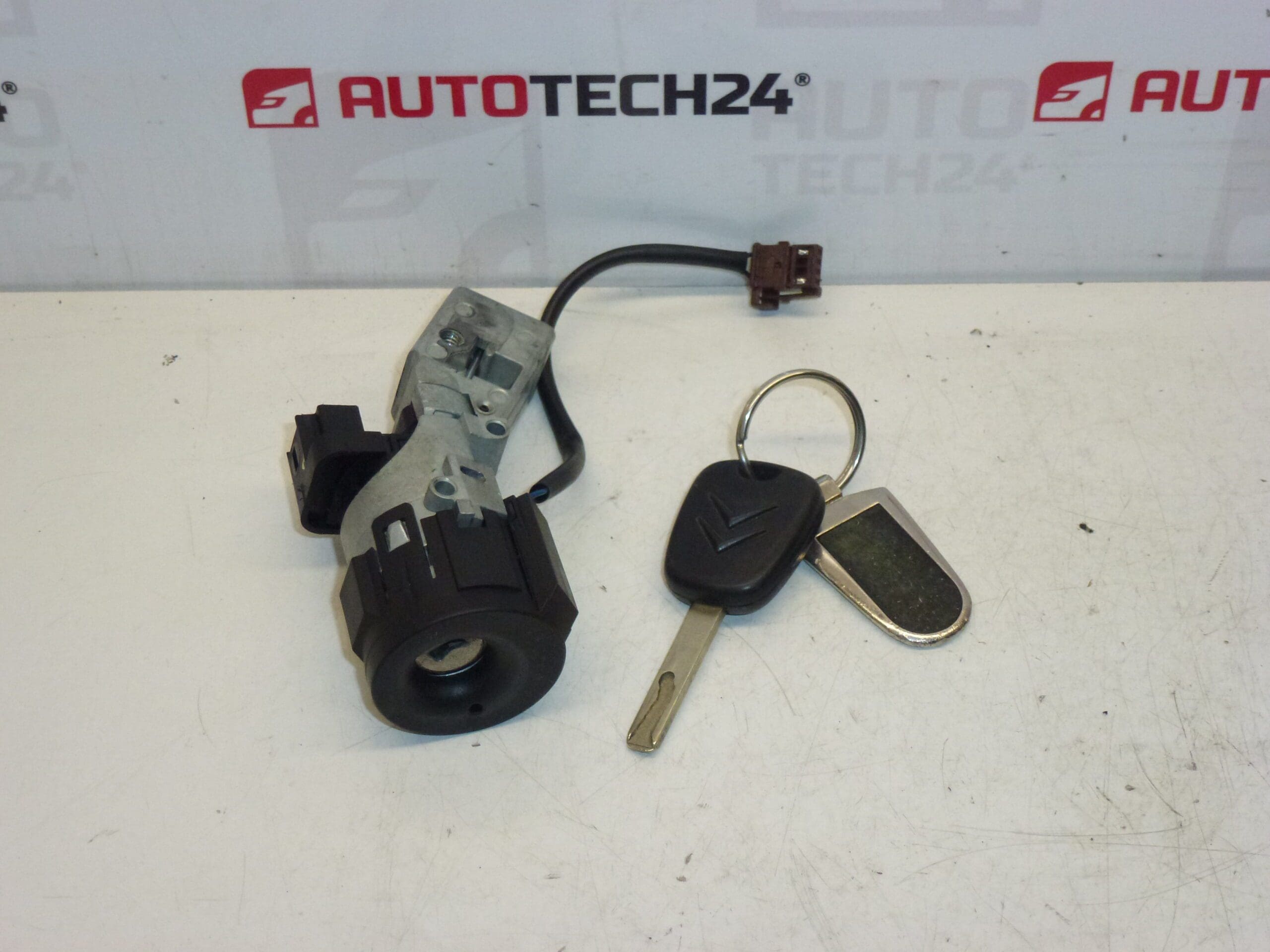 Cutie de comutare și o cheie Citroën Peugeot 4162EA