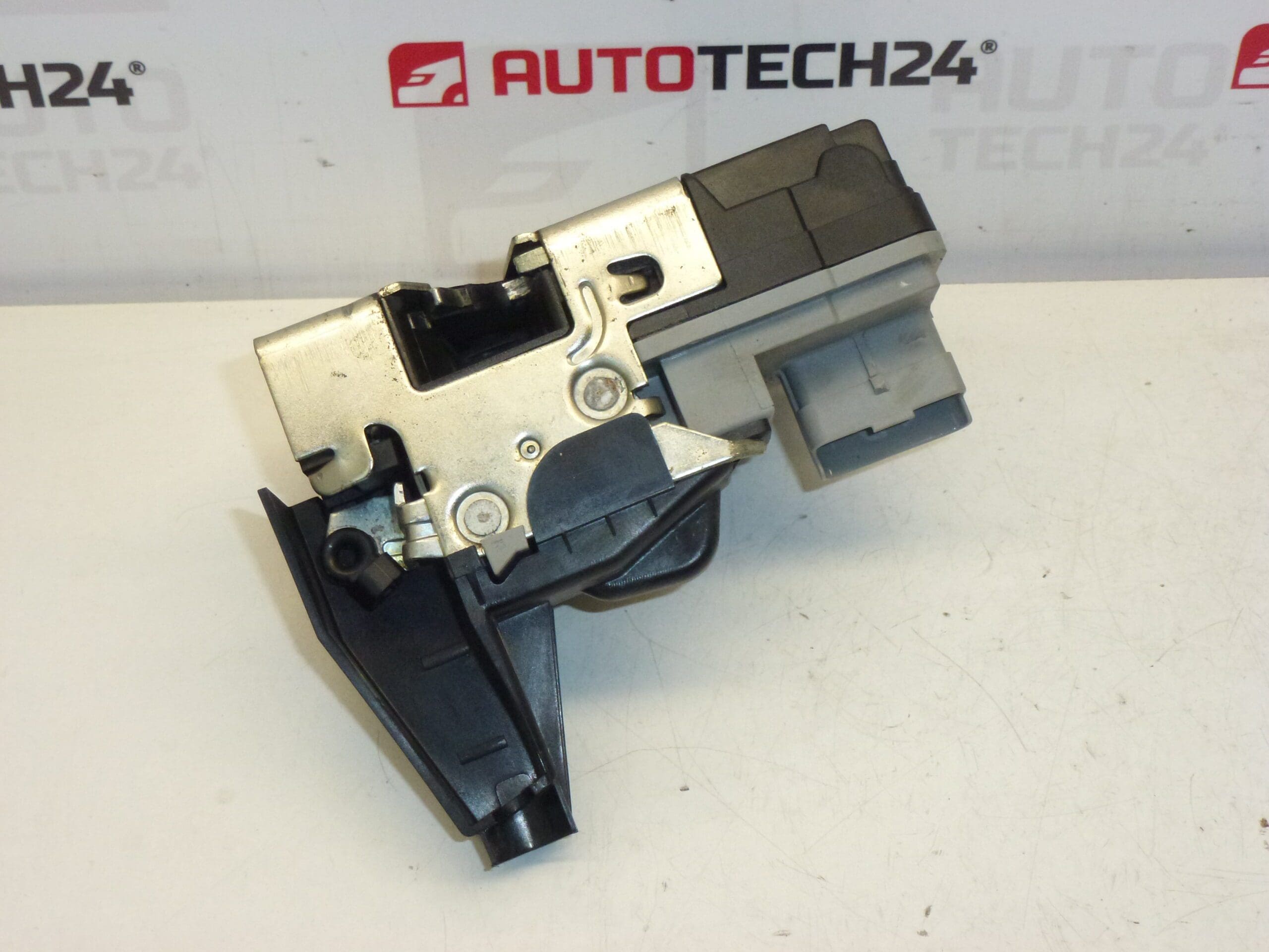 Șoferul ușii din stânga Peugeot 307 9135Z0