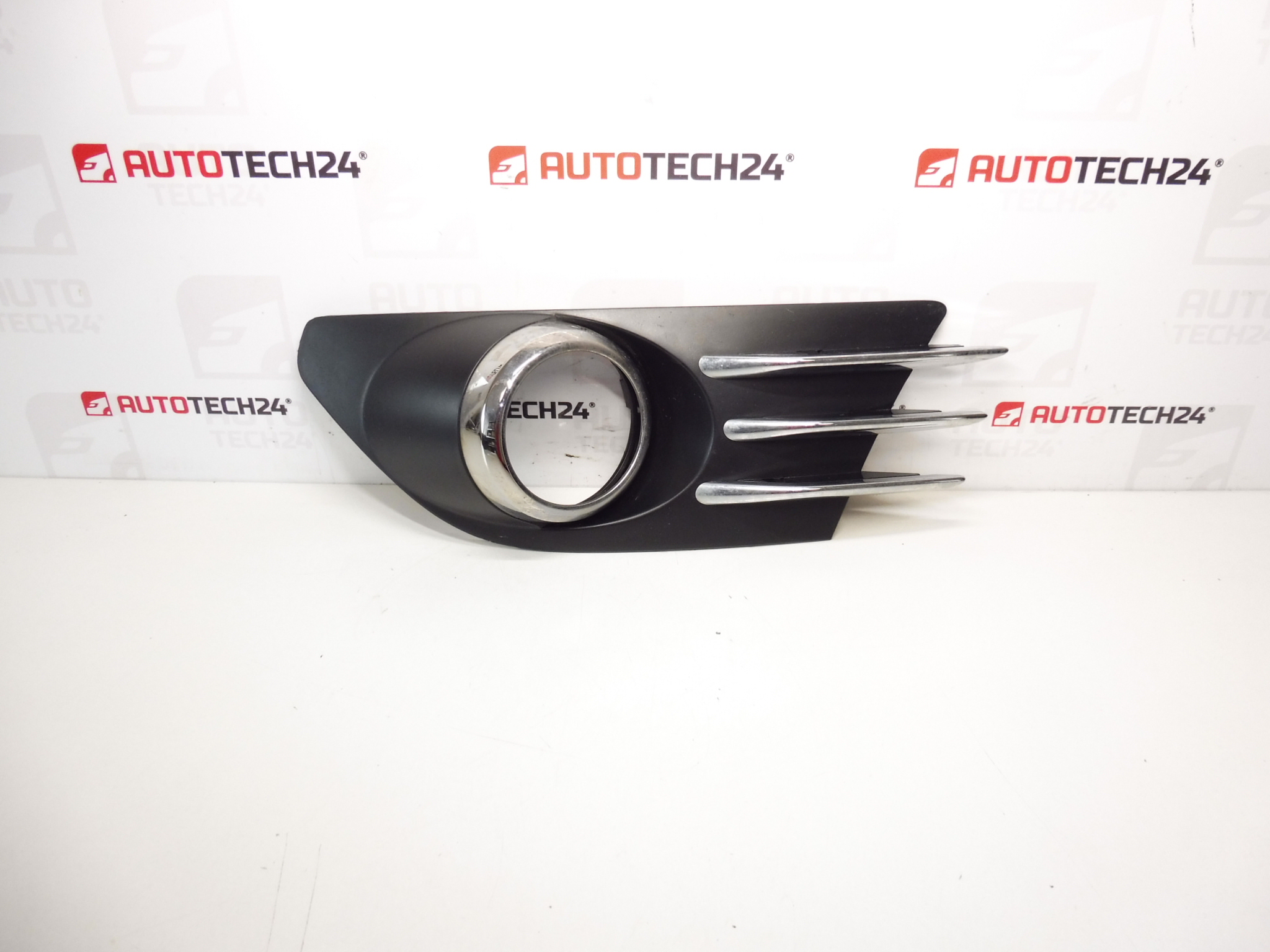 Cadru lampa de ceata stanga Peugeot 5008 021302 745305