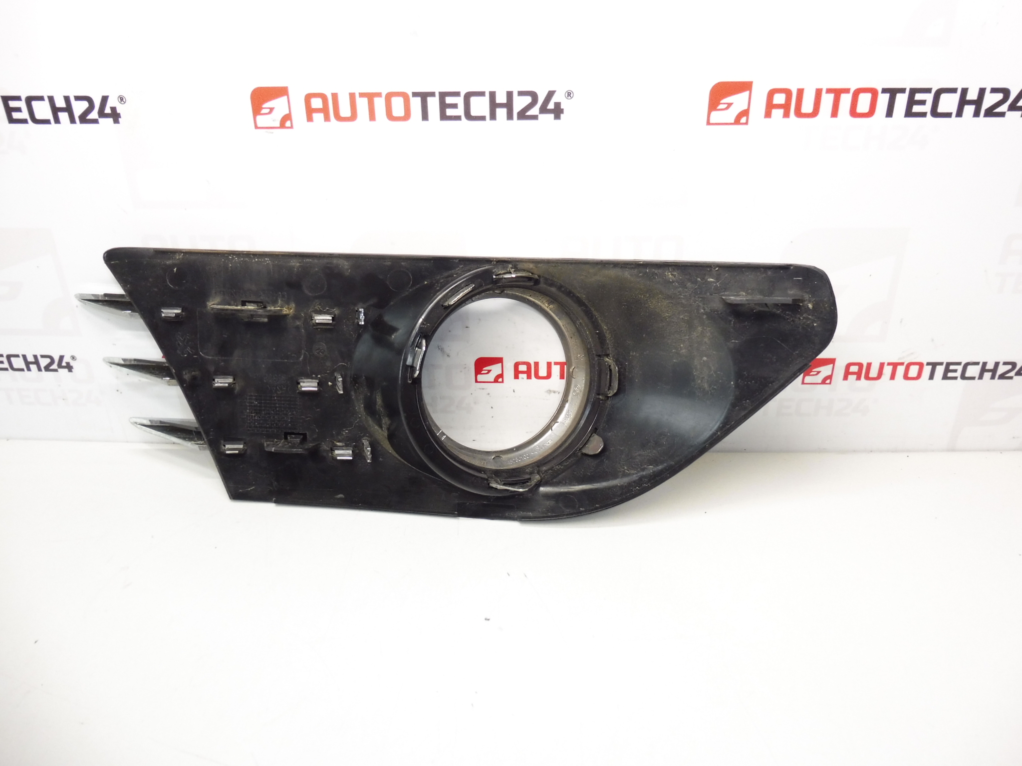 Cadru lampa de ceata stanga Peugeot 5008 021302 745305