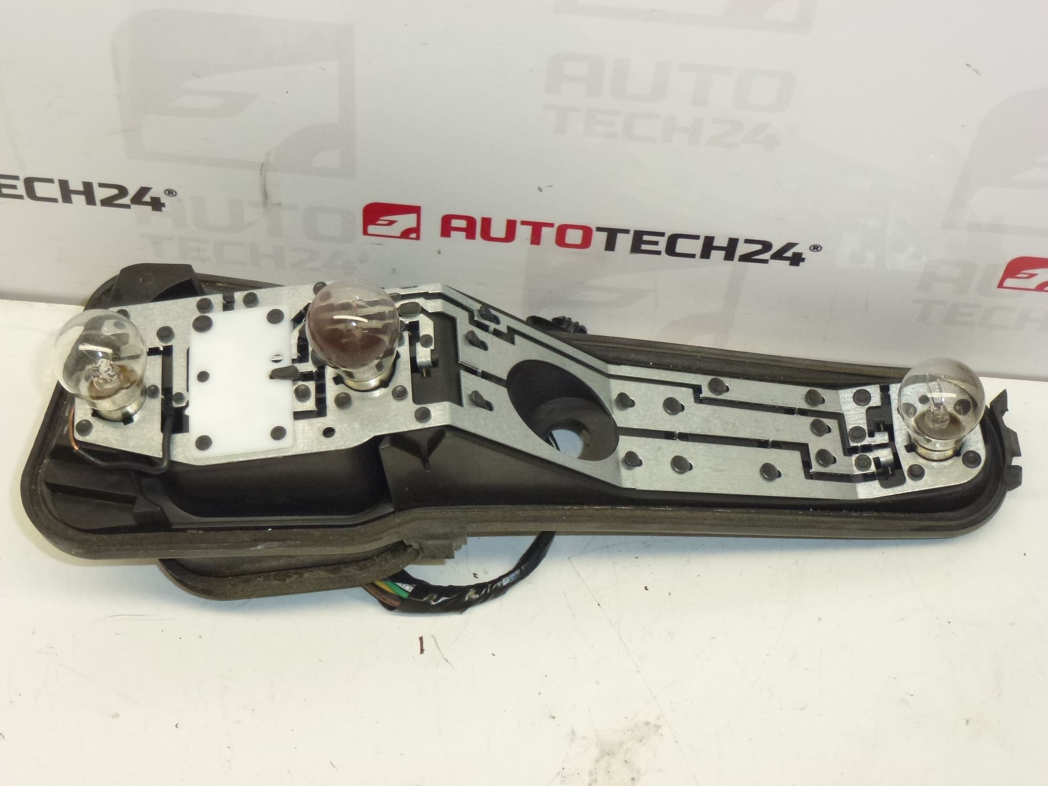 Soclu dreapta spate Peugeot 206 Combi 6351R4 cu cablaj