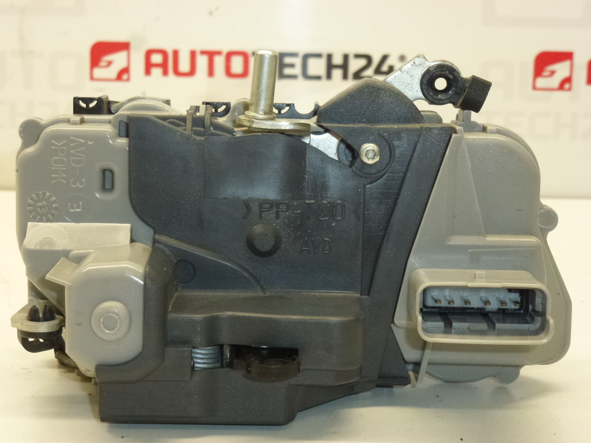 Inchidere portiera fata dreapta Citroën Xsara Picasso conector oval 9136J3