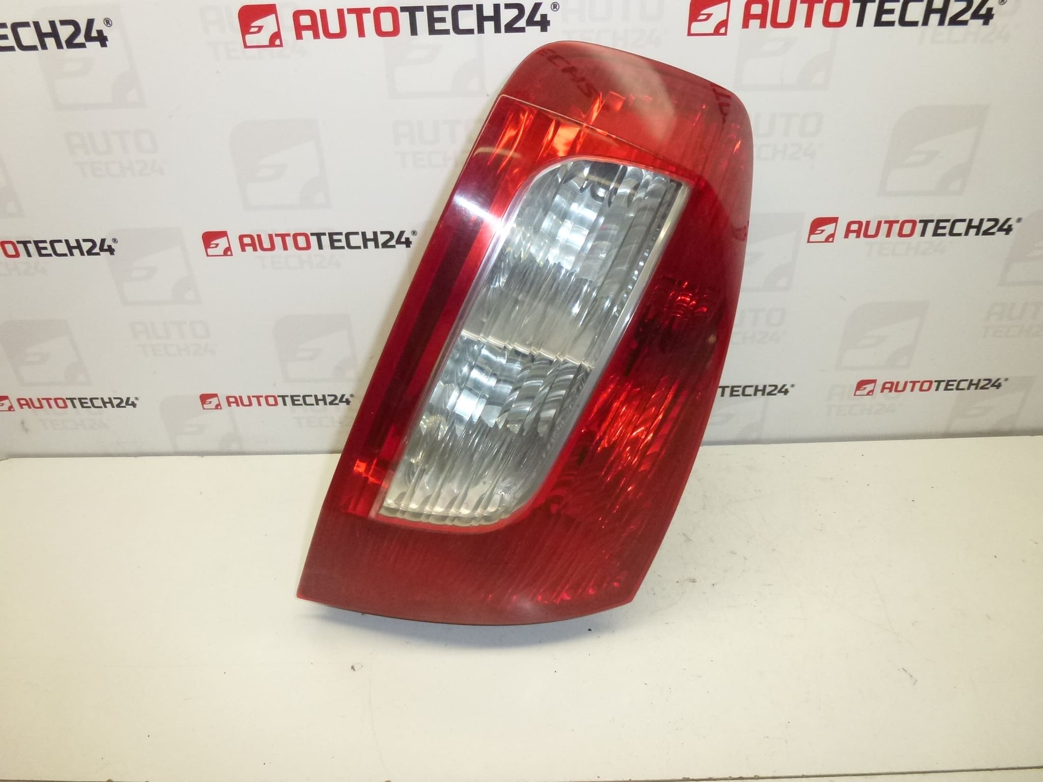 Lampa spate stanga Peugeot 407 sedan 6350CP