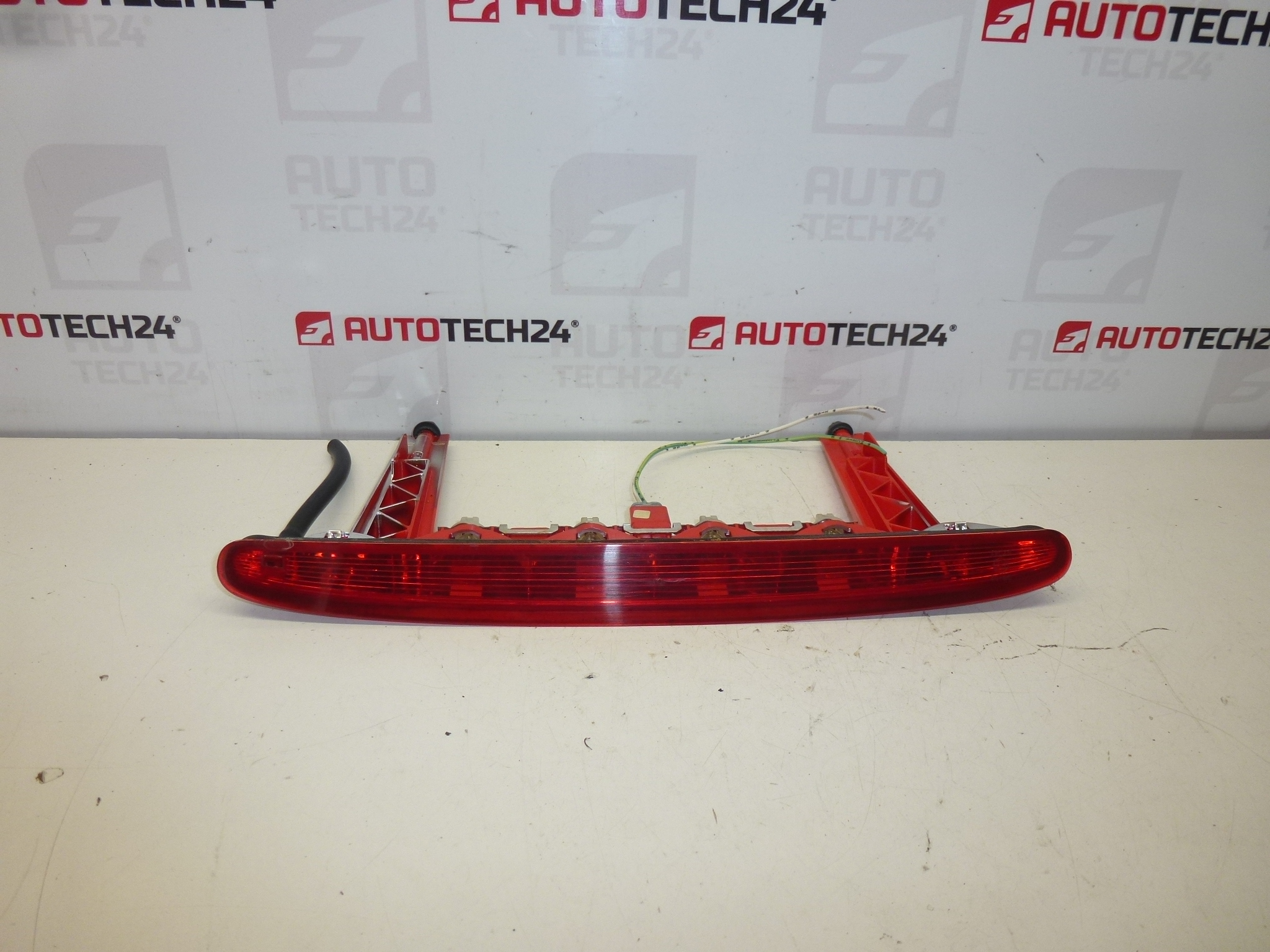 Lumina a treia de frana Peugeot 308 SW 9681704280 6350EY