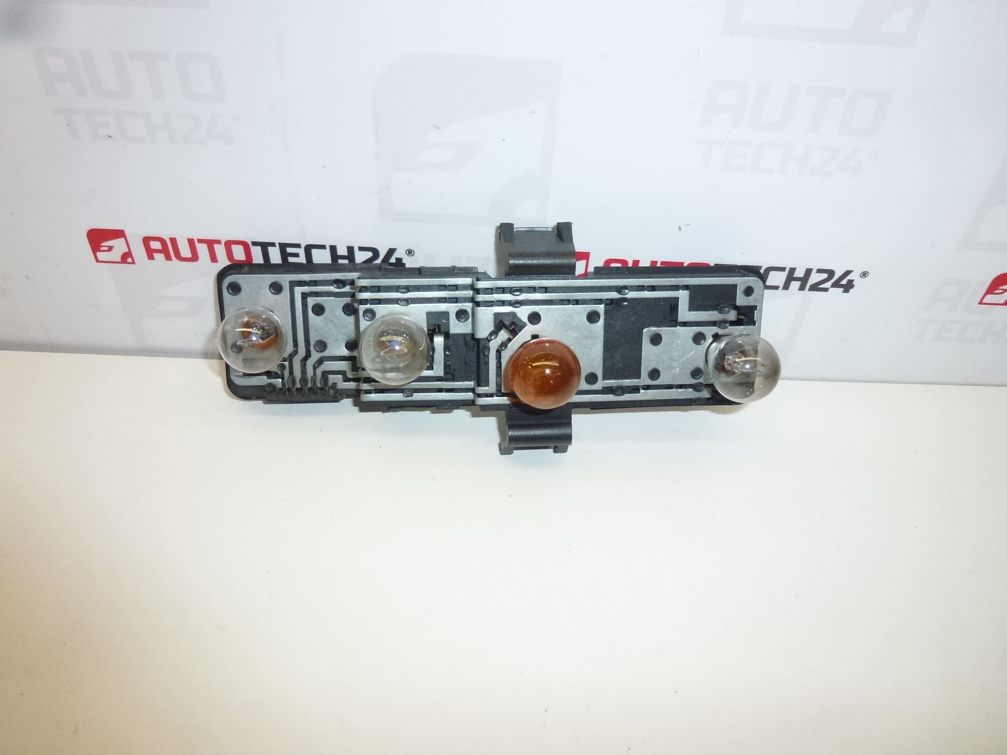 Baza lampa stanga spate Citroën Xsara Picasso 6350N0 6350T2