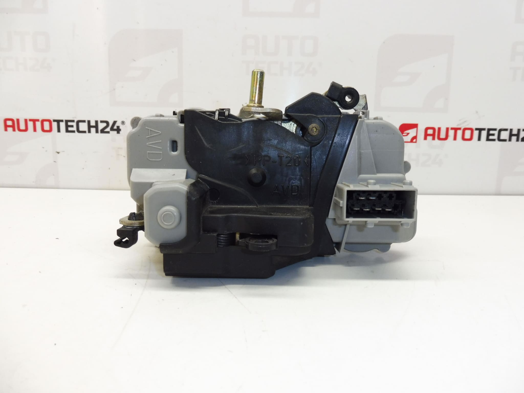 Inchidere portiera fata dreapta Citroën Xsara Picasso conector patrat 9136J3