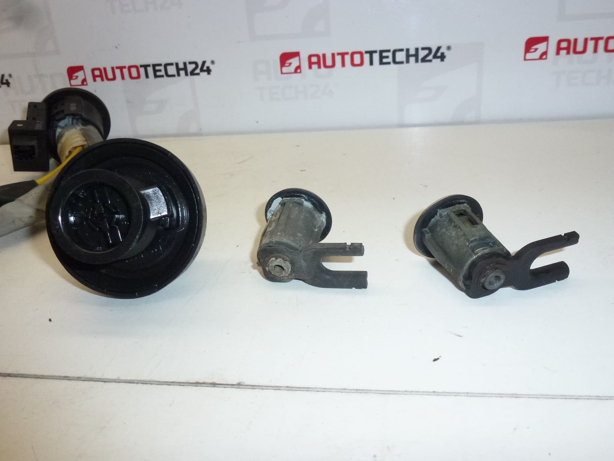 Set încuietori cu 2 chei pentru Citroën Xsara Picasso 4162W5 4162S0 - imagine 2