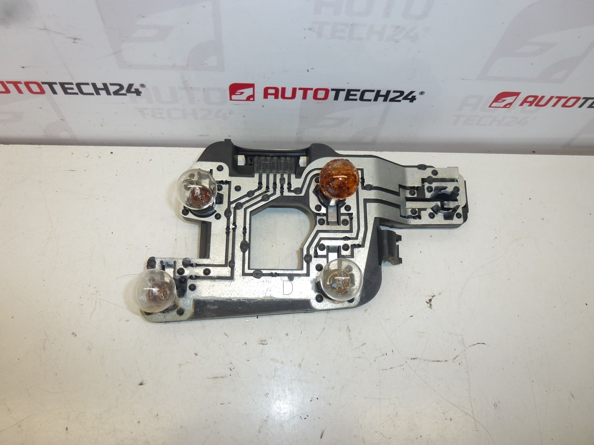 Soclu lampa dreapta spate Citroën Xsara 6351P0