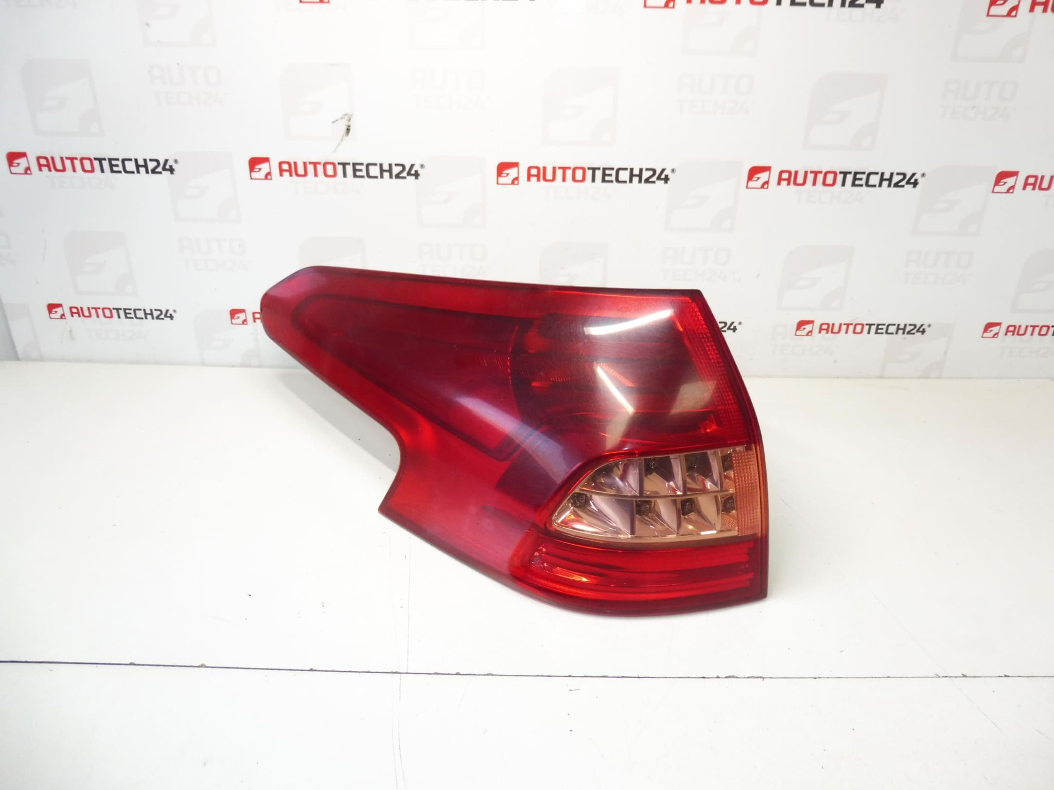 Lumina stângă din spate la Fender Citroën C5 X7 9681074180 6351FA