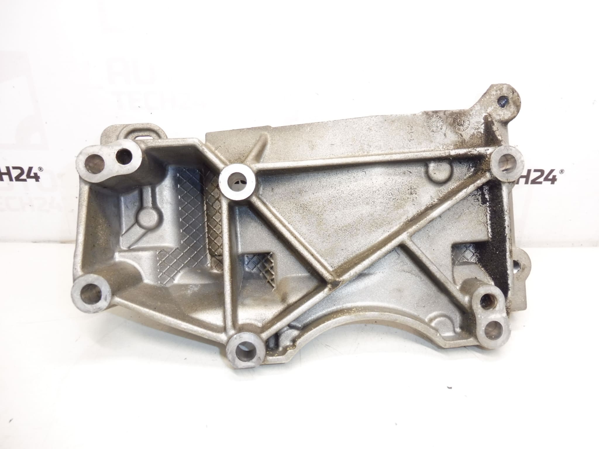 Suport Alternator 1.8 16V 2.0 16V Citroëan Peugeot 9648735580 5706J8 - imagine 2