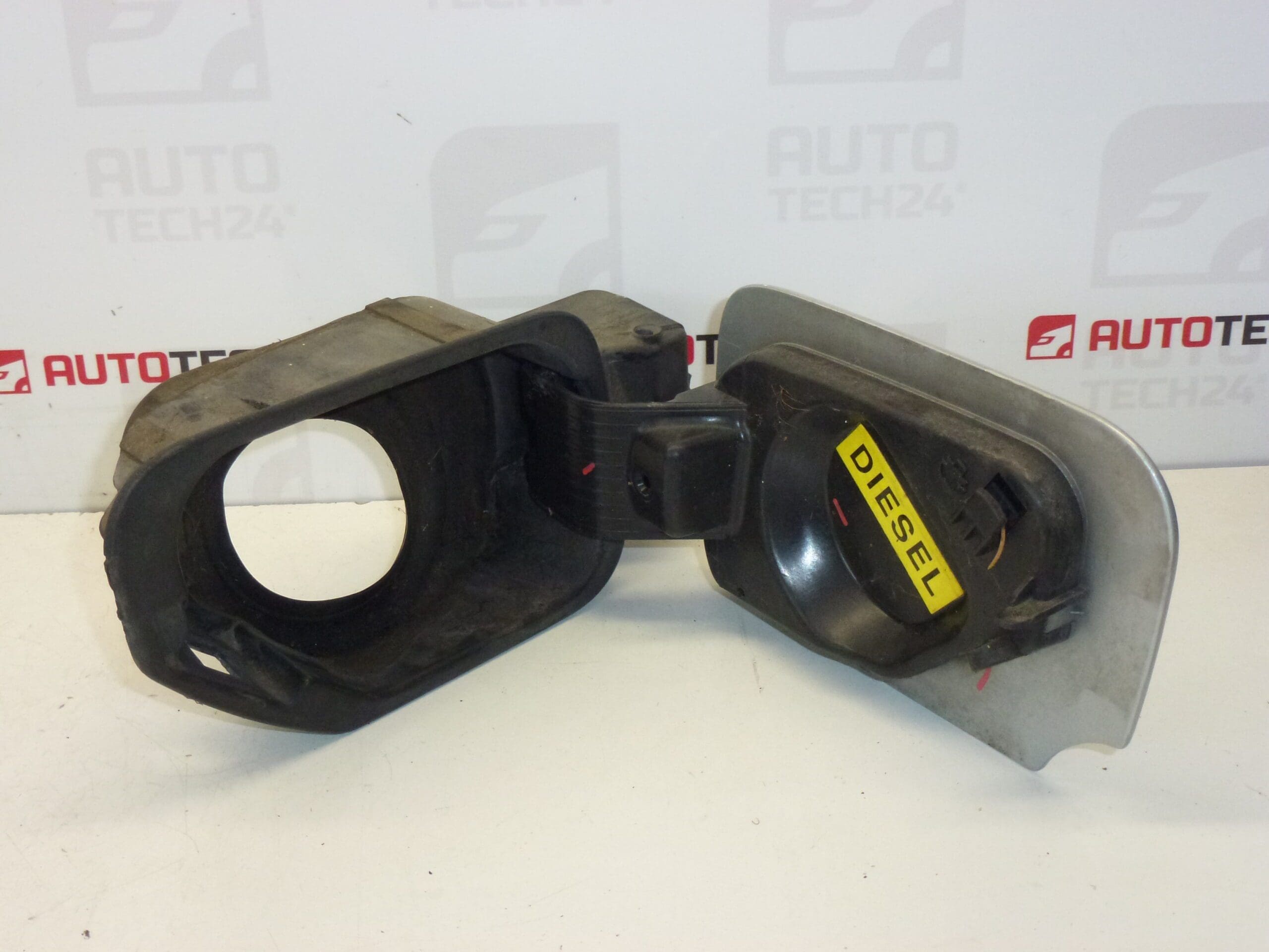 Capac De Acoperire A Rezervorului Peugeot 407 1517A7 151877 EZRC - imagine 2