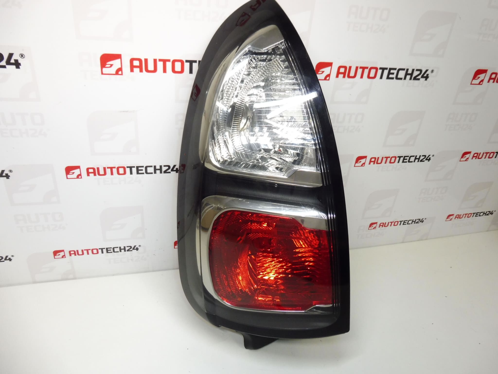 Lampa spate stanga Citroën C3 Picasso 89089252 6350GL