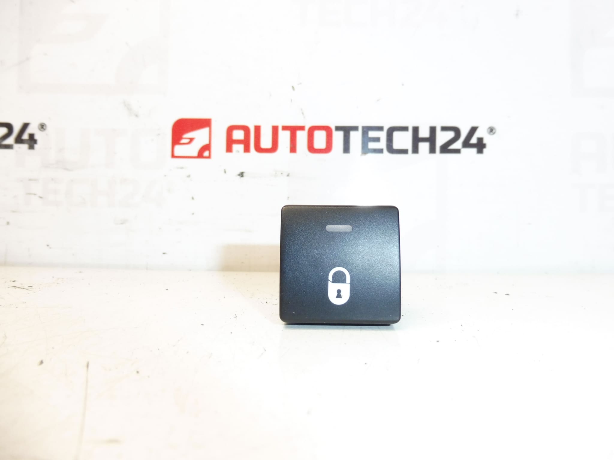 Comutator central de blocare Citroën Peugeot 96582880XT 6490E1