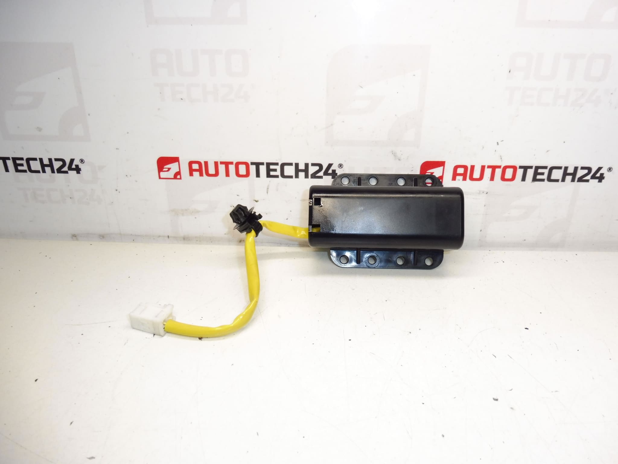Citroën Peugeot 8610A054 8216RK Airbag Switch