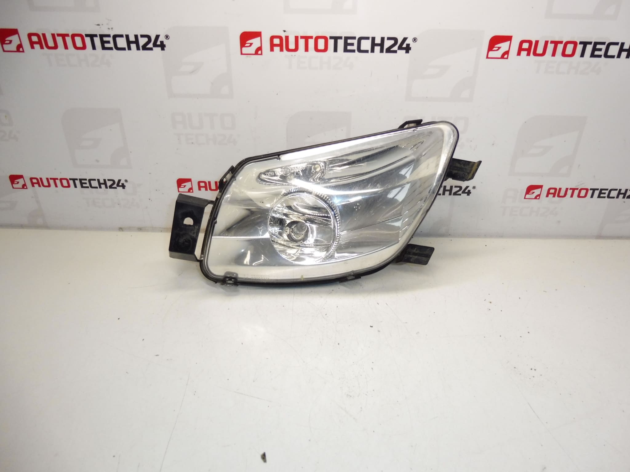 Lampa de ceata fata dreapta Peugeot 308 9680498880 6206F0