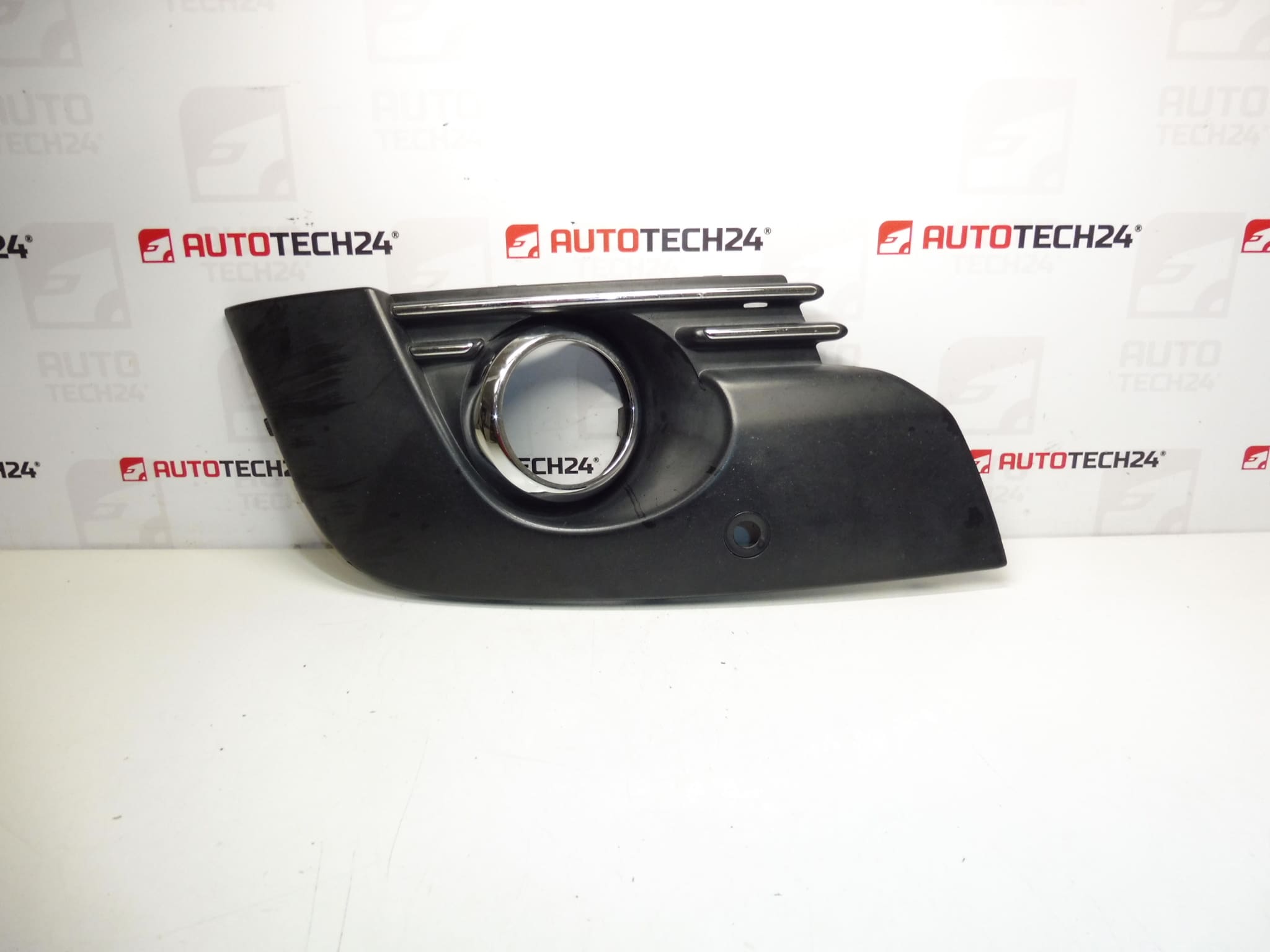 Cadru far ceata dreapta Peugeot 3008 9685098077 745315