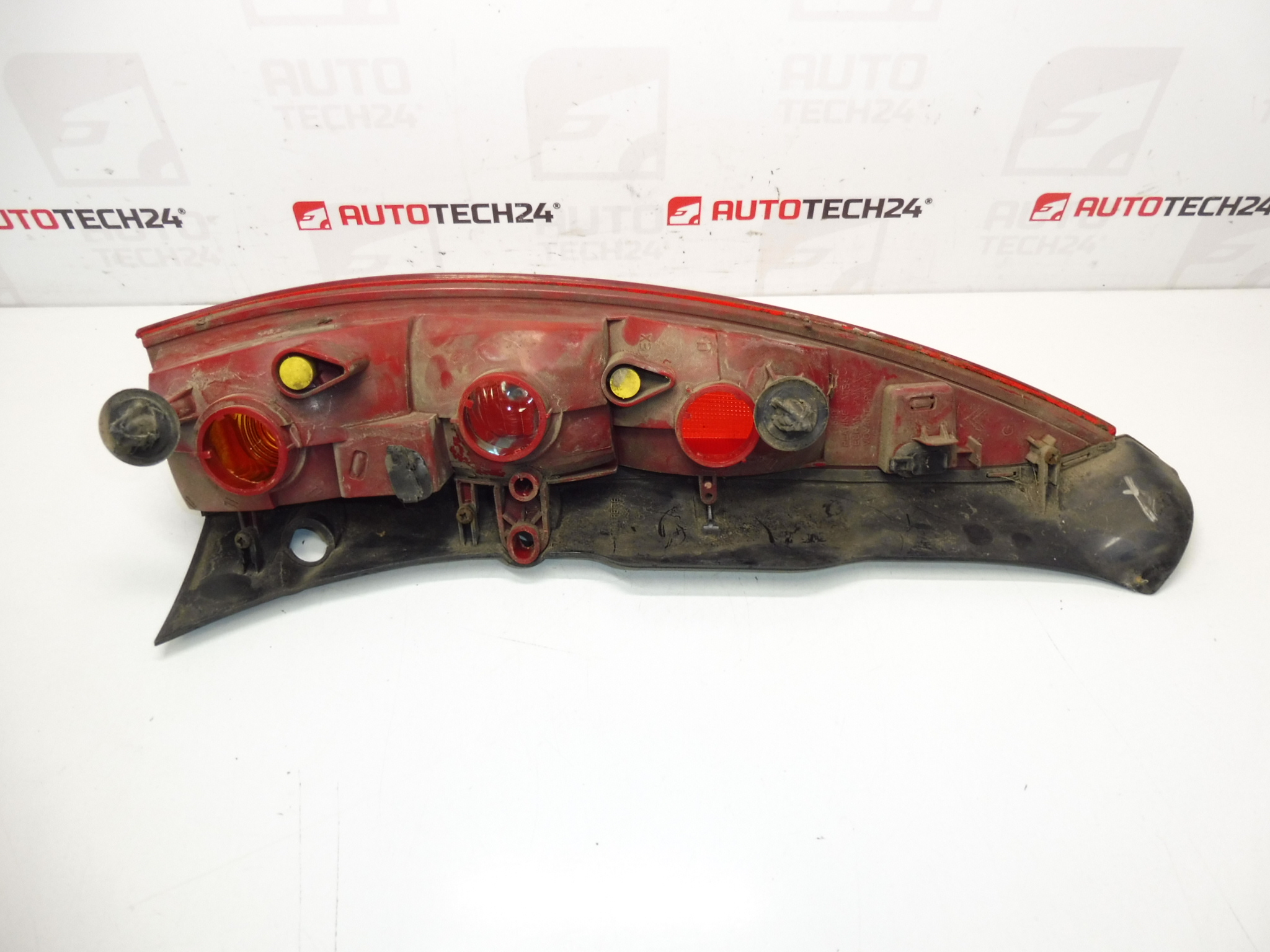 Lampă inferioară stânga spate Citroën C5 I și II Kombi 9637356580 6350P7