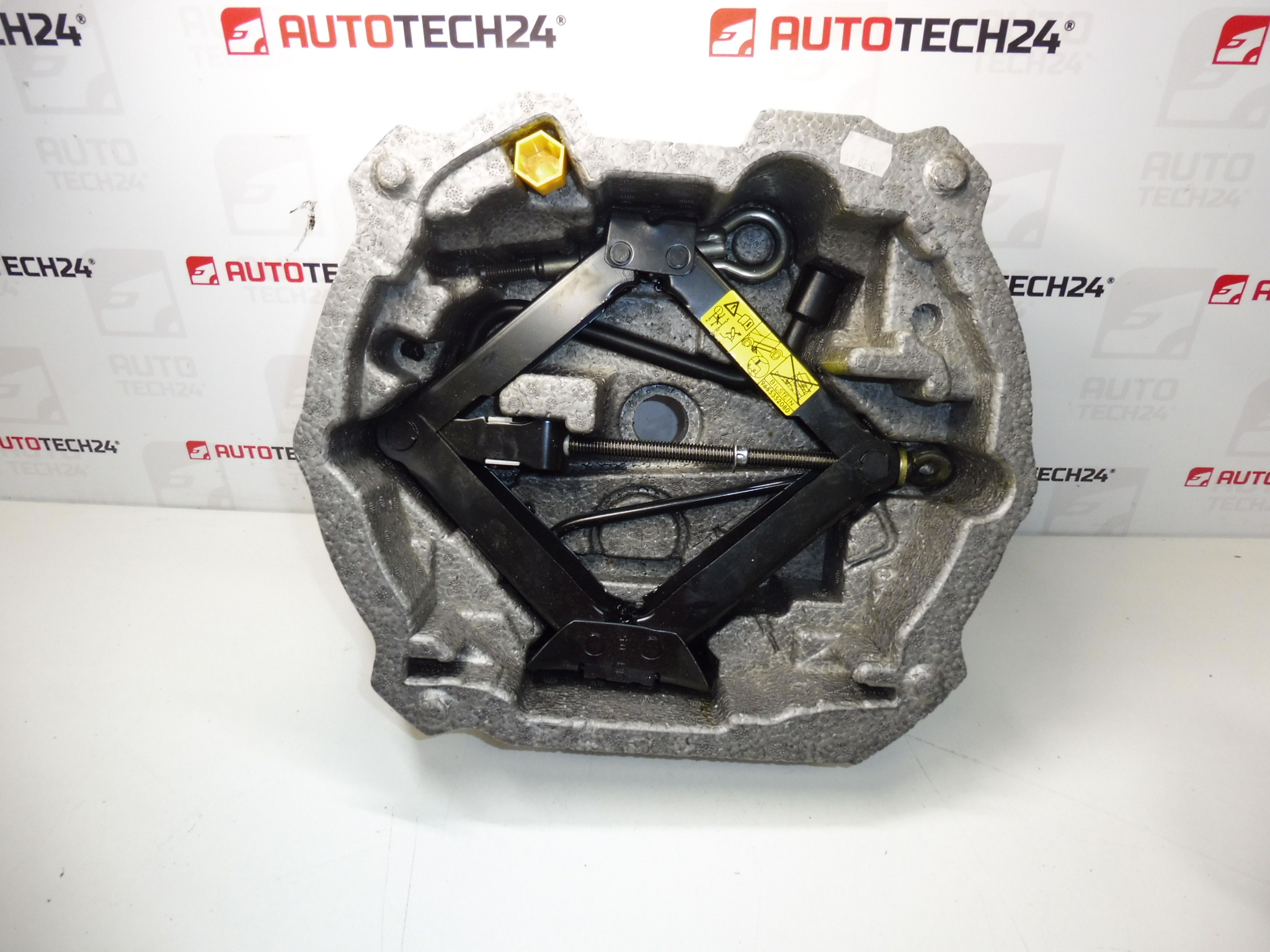 Instrument de pârghie, cheie pentru roți, inel de remorcare Citroën C5 II 672599 6736C1 674414