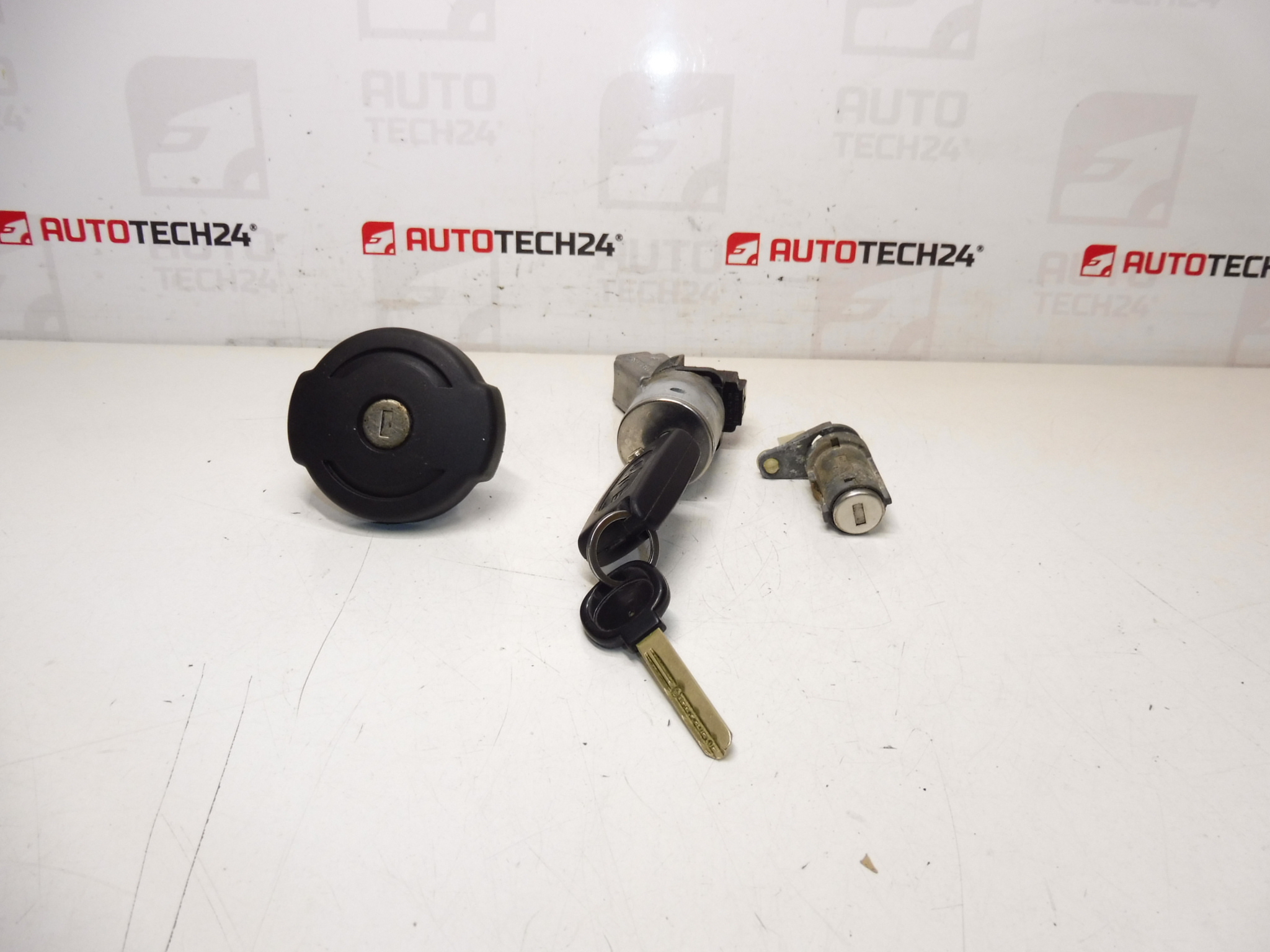 Set de încuietori cu o cheie pentru Peugeot 307, coduri 4162JC, 4162KG