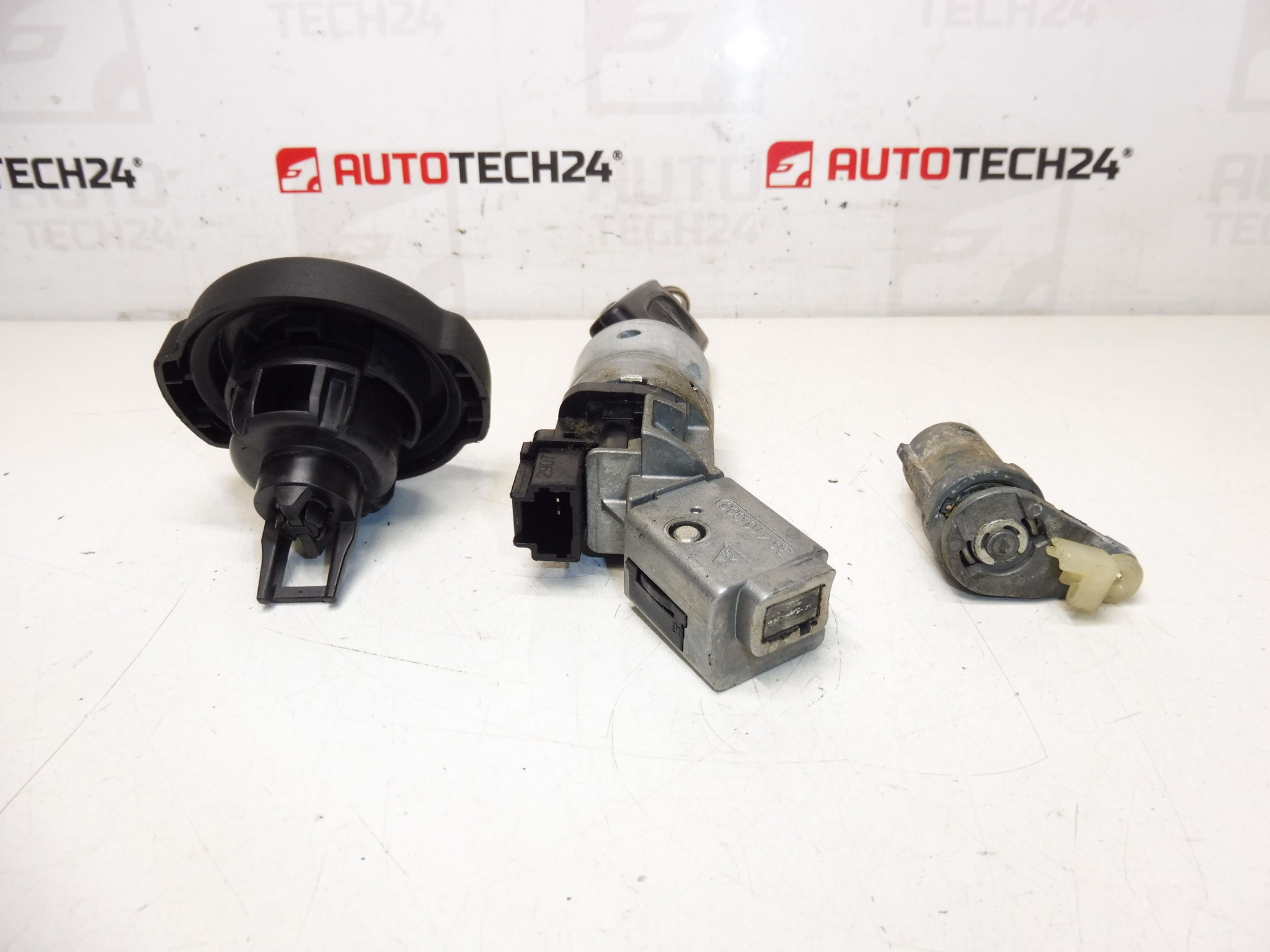 Set de încuietori cu o cheie pentru Peugeot 307, coduri 4162JC, 4162KG