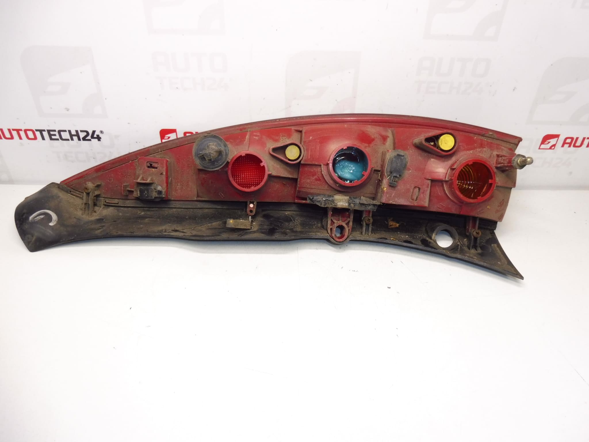 Lampă inferioară dreapta spate Citroën C5 I și II Kombi 9637356480 6351P7