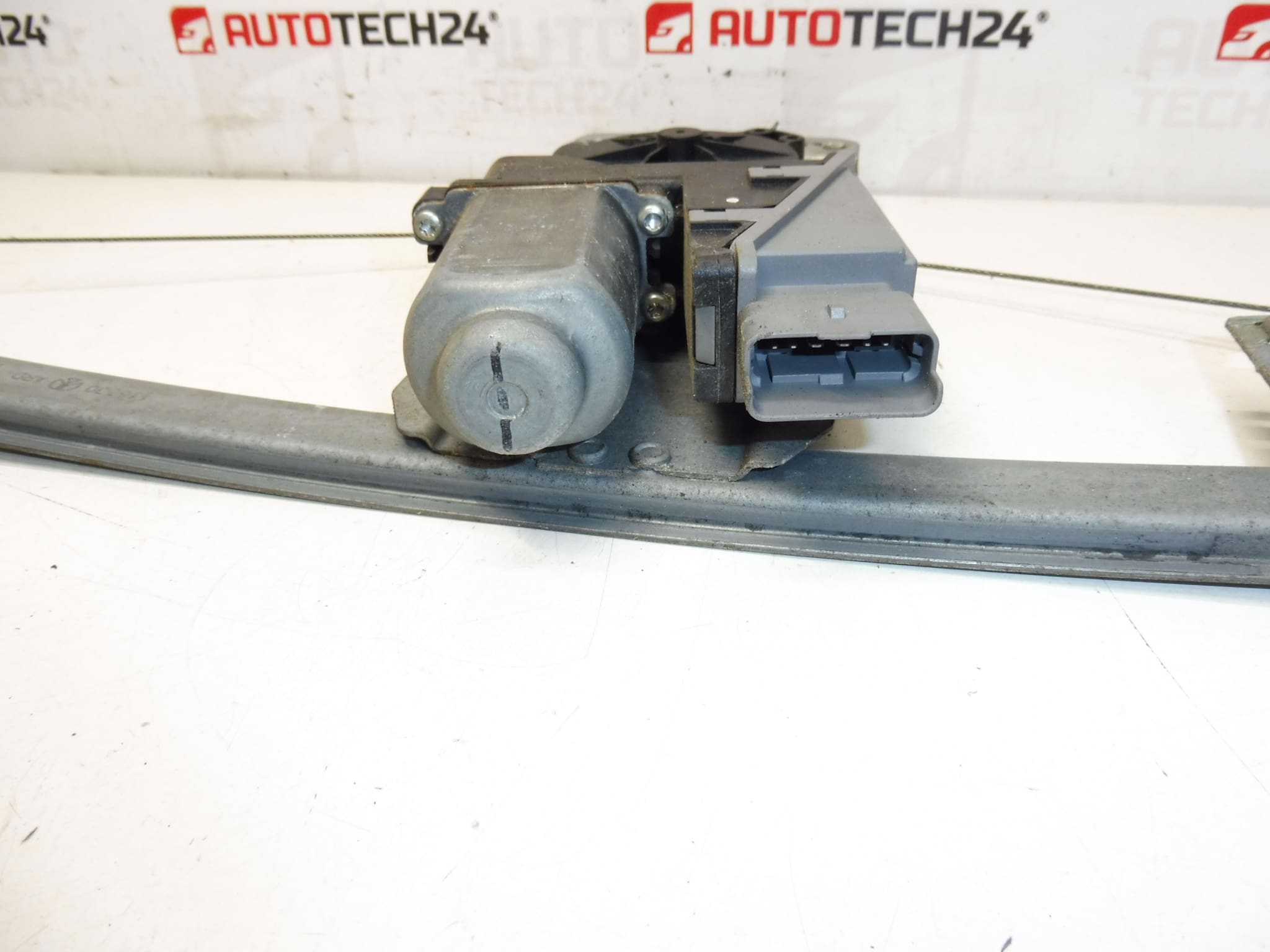 Descărcare geam dreapta spate Peugeot 307 9224A4 - imagine 2