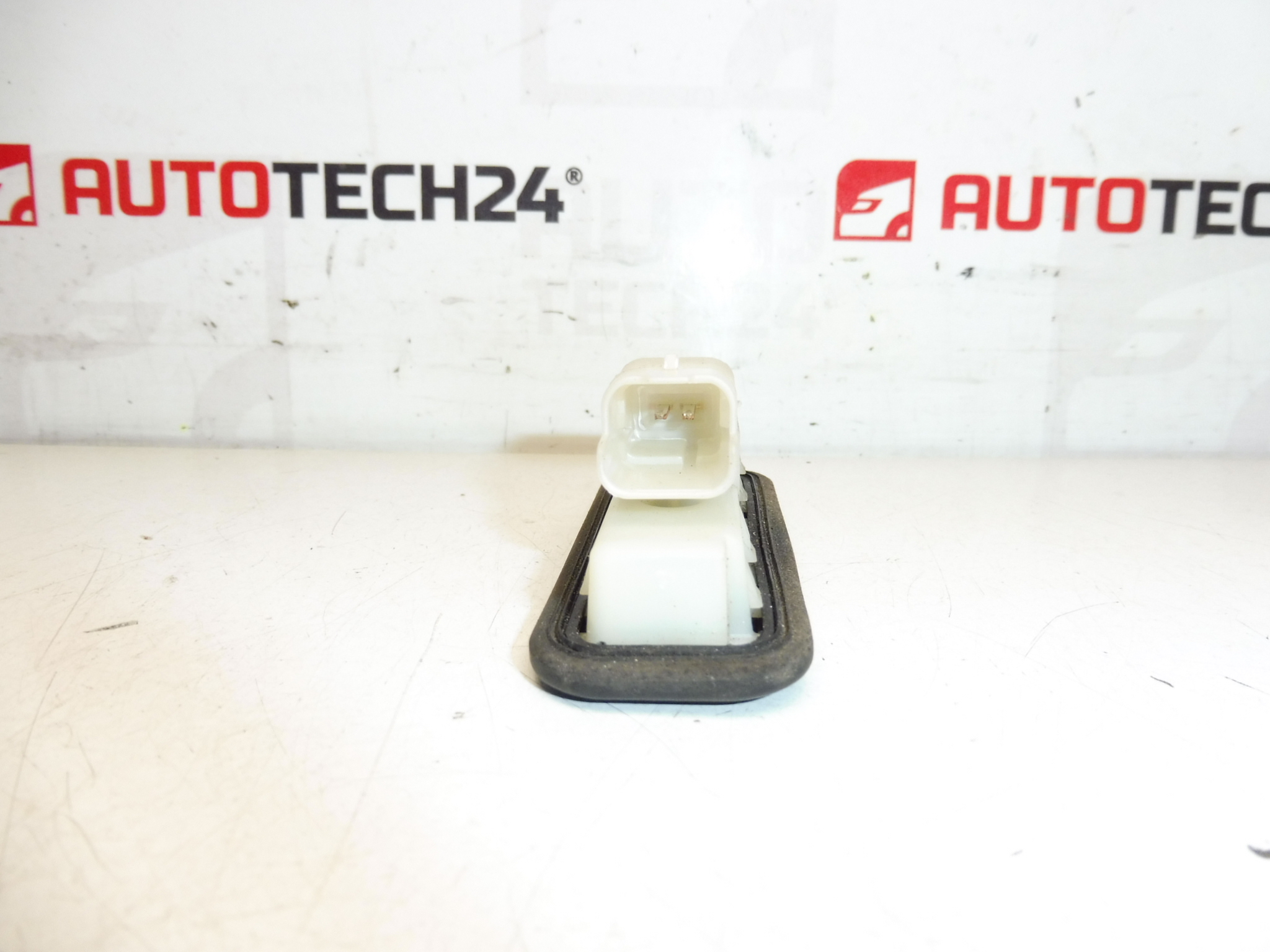 Comandă deschidere hayon Citroën Peugeot 9676028380