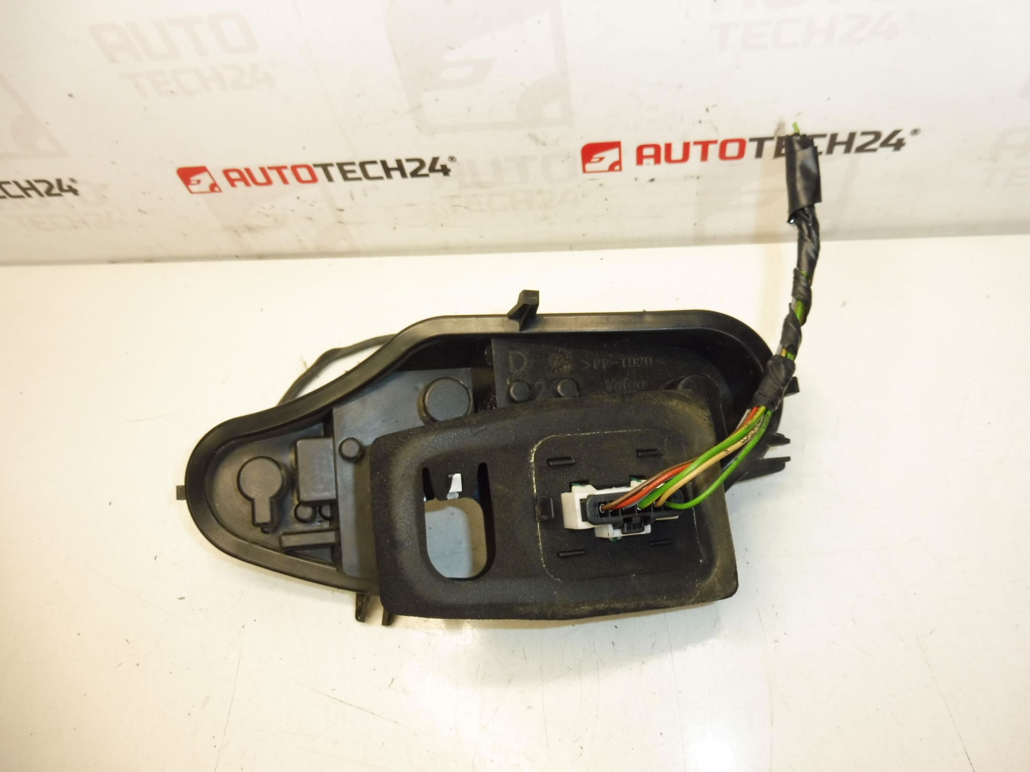 Aripa baza lămpii spate dreapta Citroën C3 II 6351KQ - imagine 2