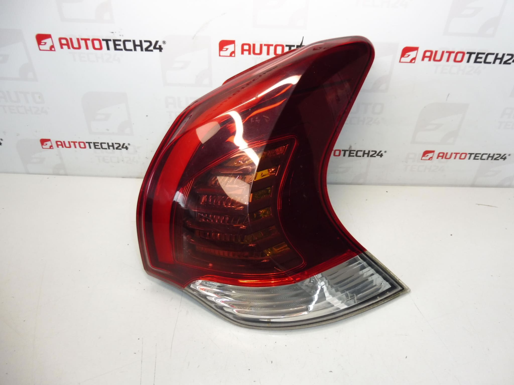 Far dreapta spate Peugeot 3008 9805510480