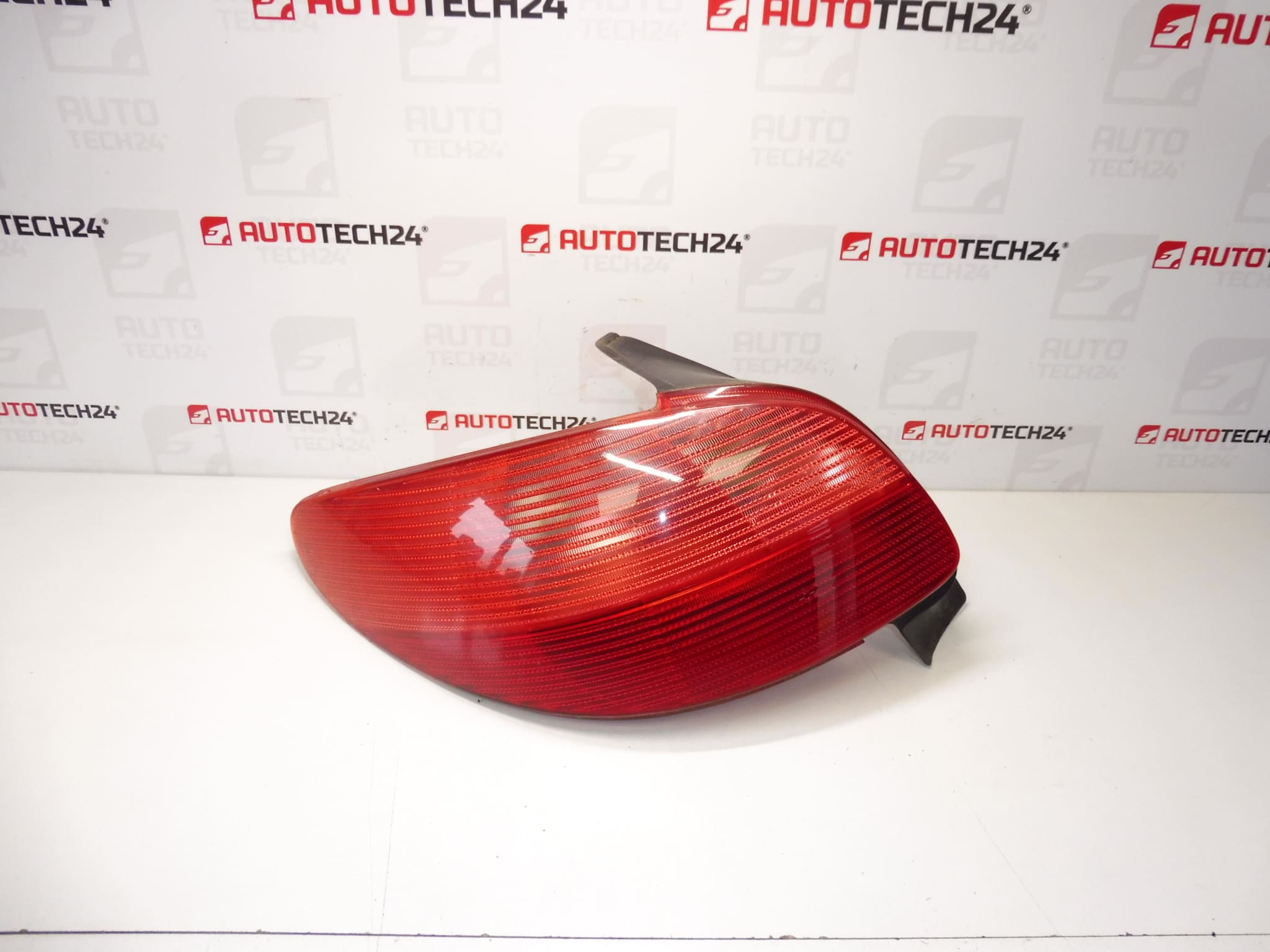 Lampa spate stanga Peugeot 206 pana in 6/2003 6350P1