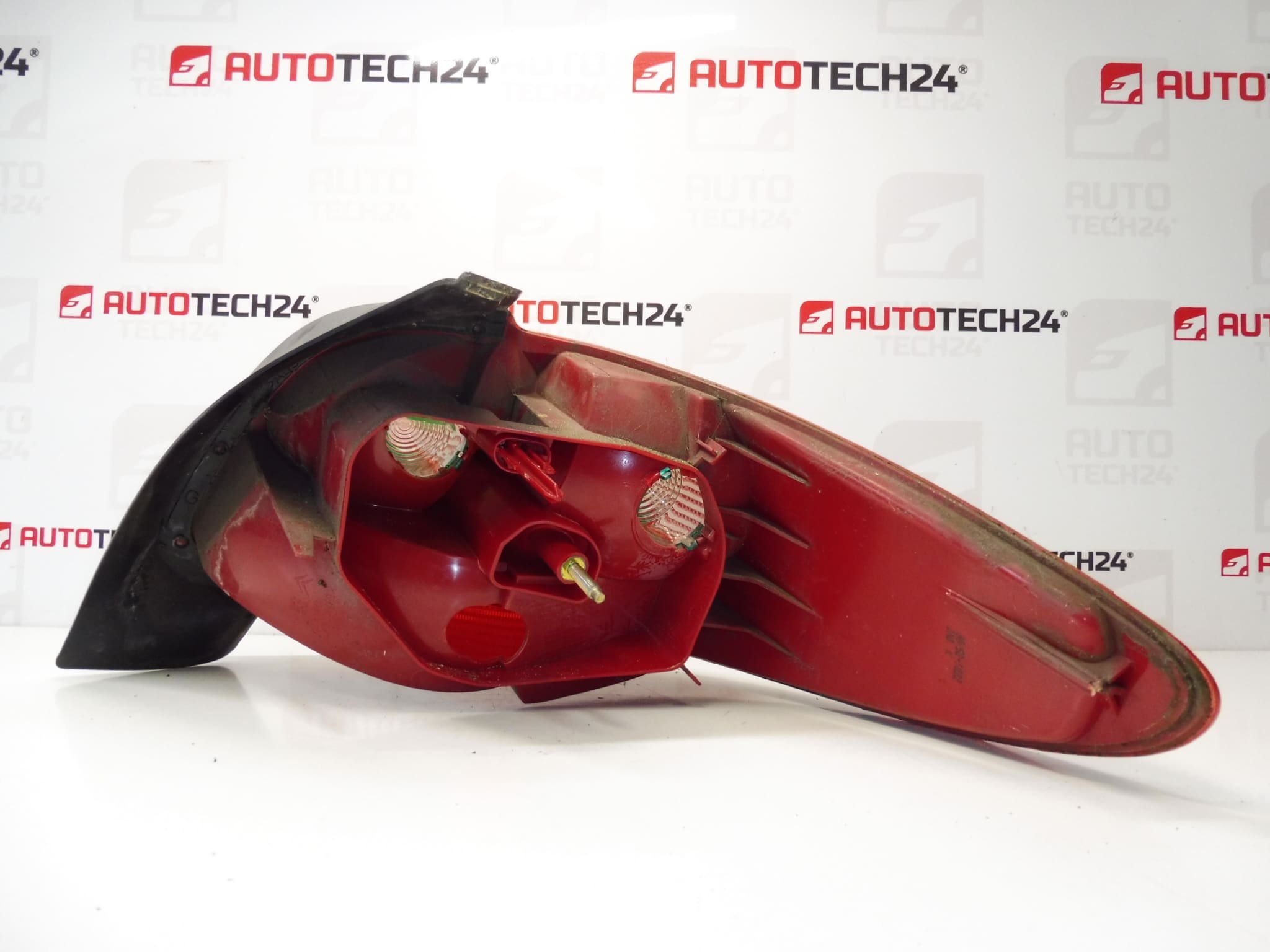 Lampa spate stanga Peugeot 206 pana in 6/2003 6350P1