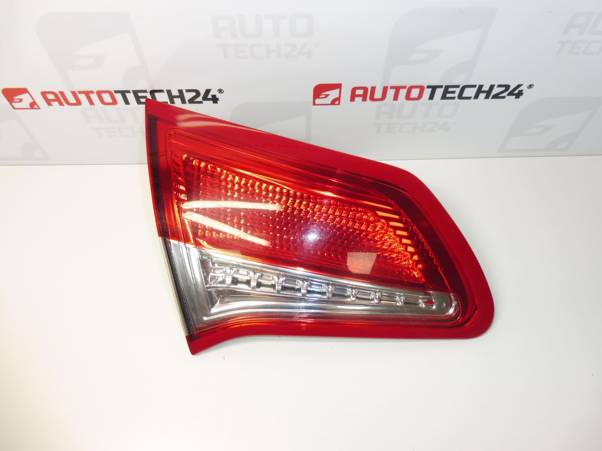 Cadrul decorativ al lămpii spate stânga Citroën C4 II 9672155880 7453E4