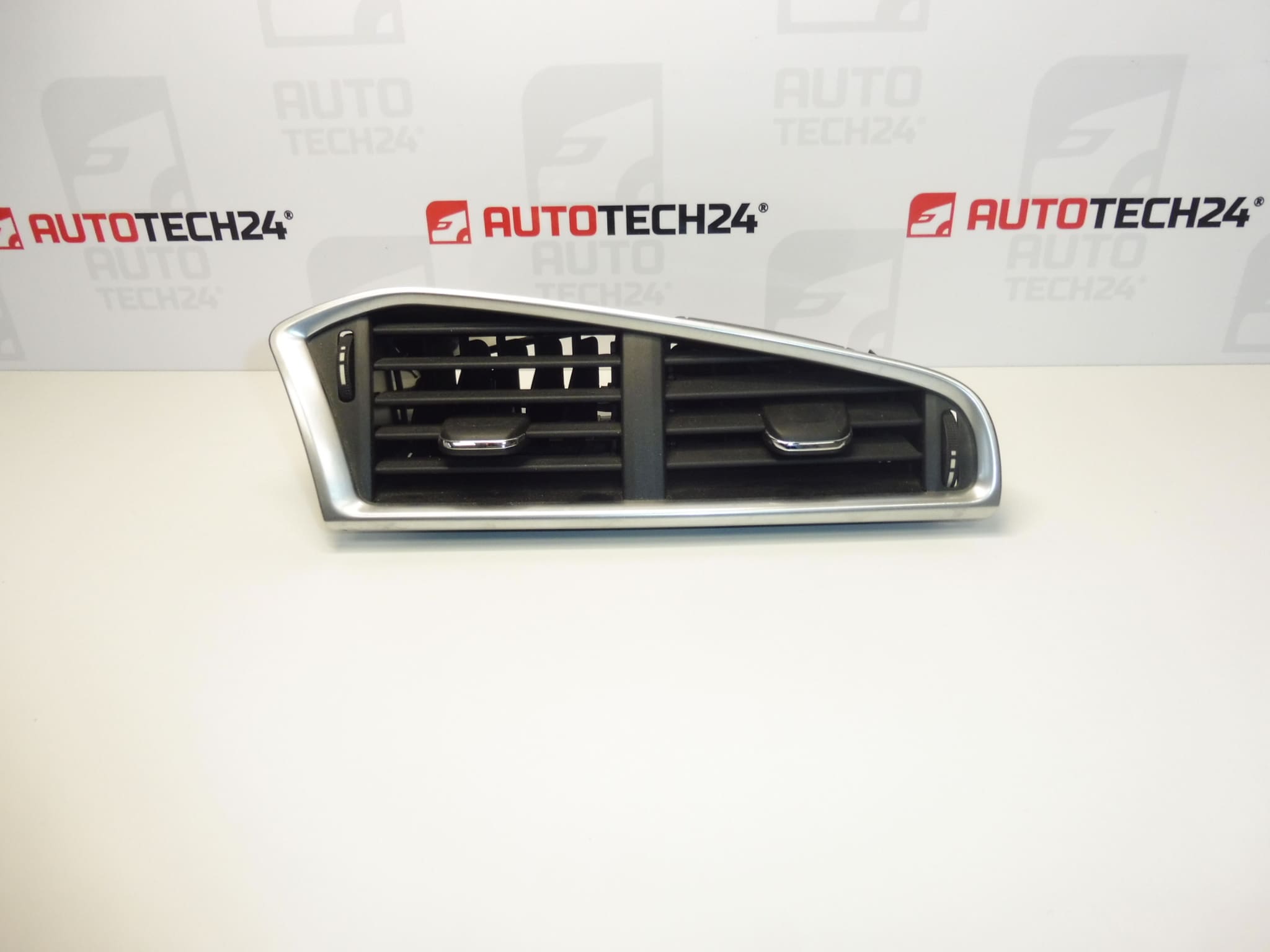 Grilă de aer centrală Citroen C4 II B7 și DS4 9676609977 8247EC