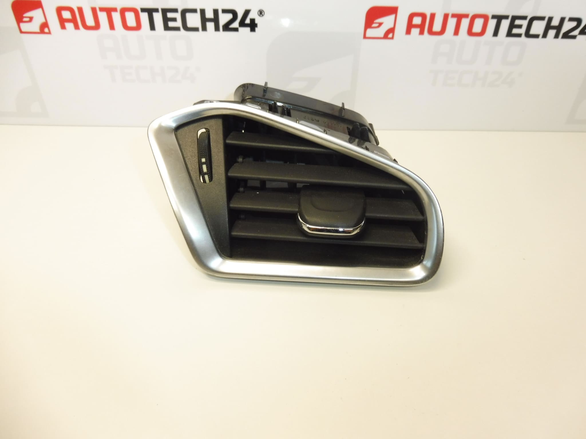 Grila de ventilatie dreapta Citroen C4 II B7 si DS4 9671332277 8247S1