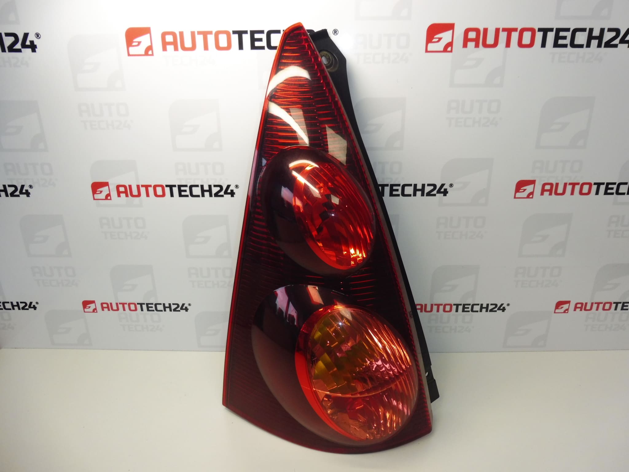 Lampă spate stânga Peugeot 107 2013 81560-0H090 1607990580