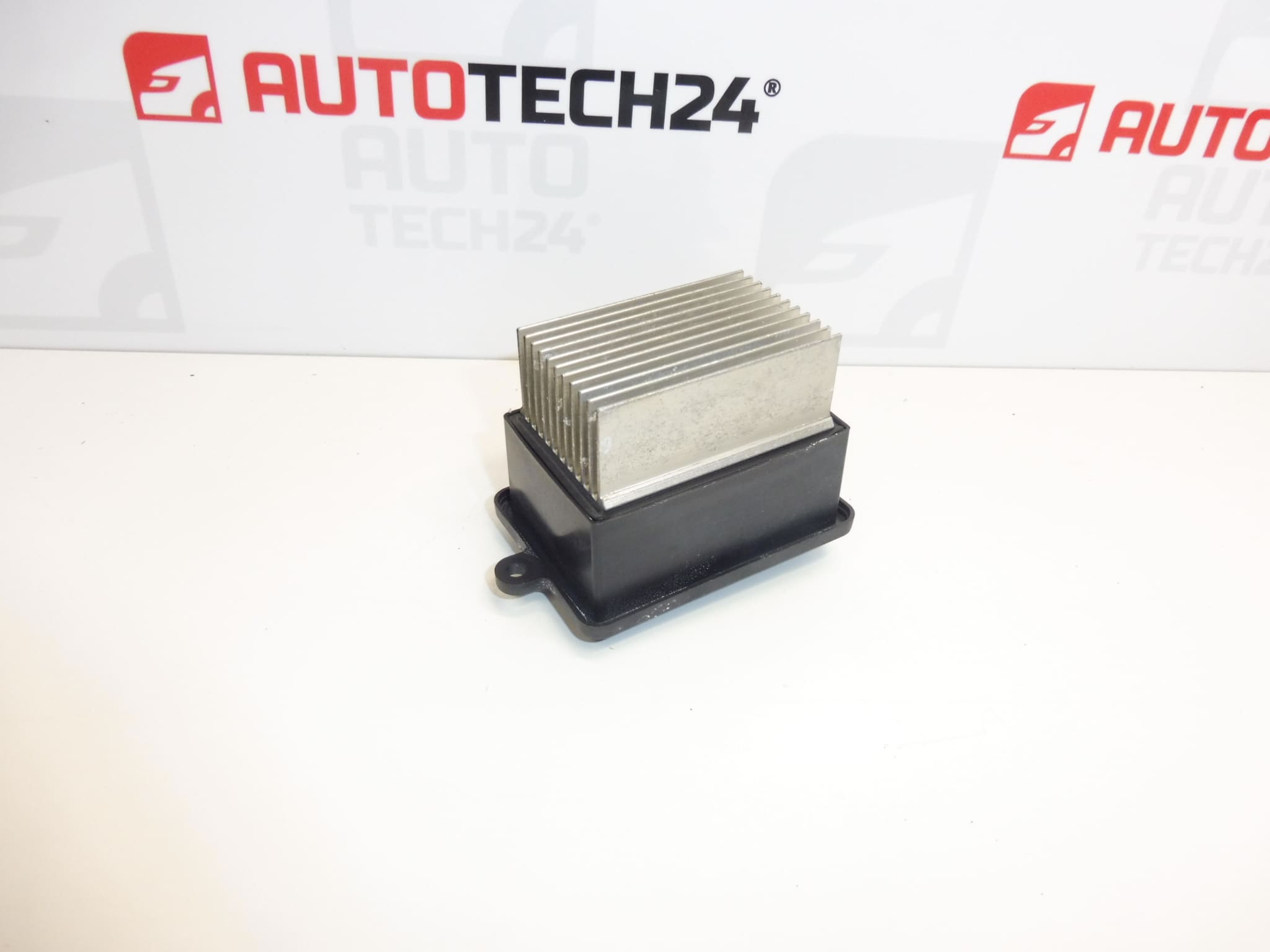 Regulatorul ventilatorului Citroën Peugeot 9821291880